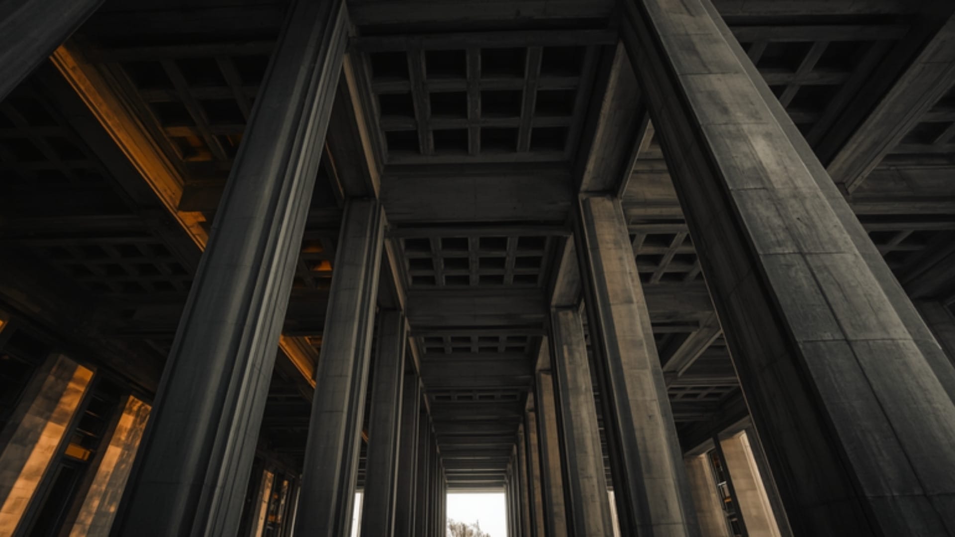Columnata de un edificio corporativo, imagen de la estructura legal de una empresa en México