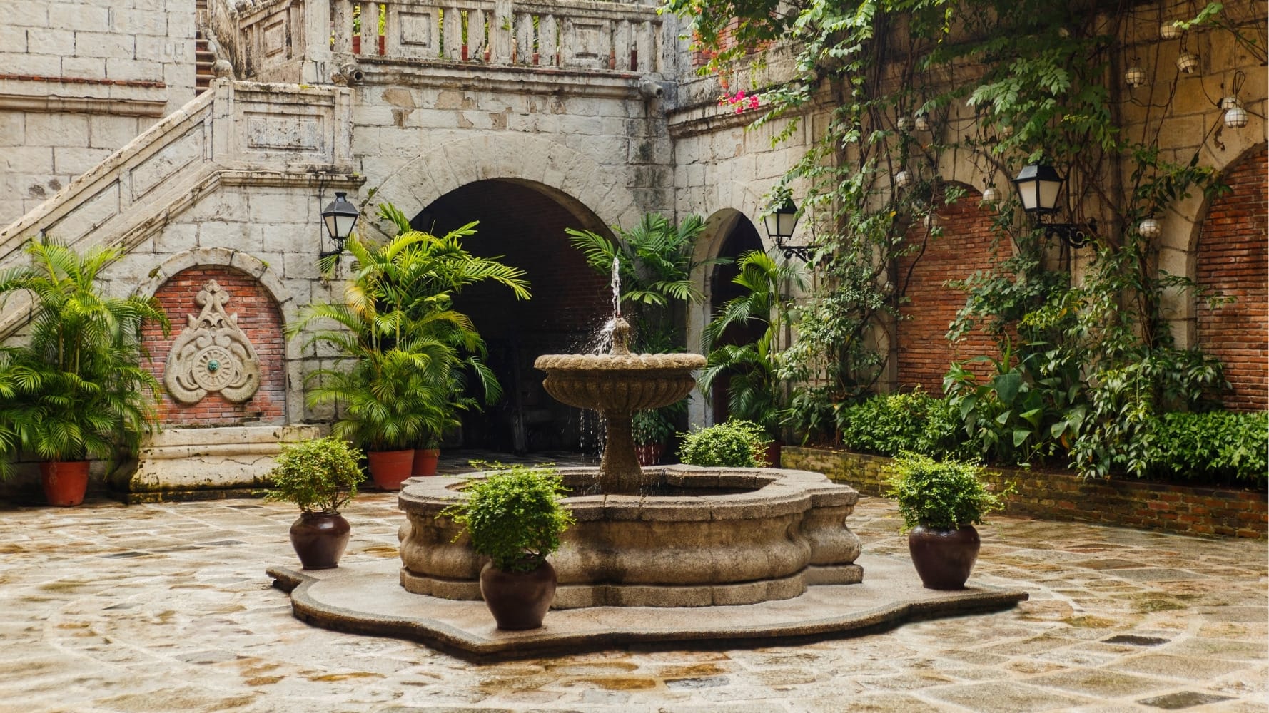 Juzgados familiares y Registro Civil en la Ciudad de México Patio de una sede judicial en la Ciudad de México donde se siguen los asuntos familiares